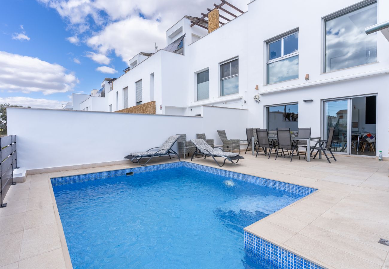 Casa adosada en Torrevieja - Gandhi White Villa by Perfectly Rentals