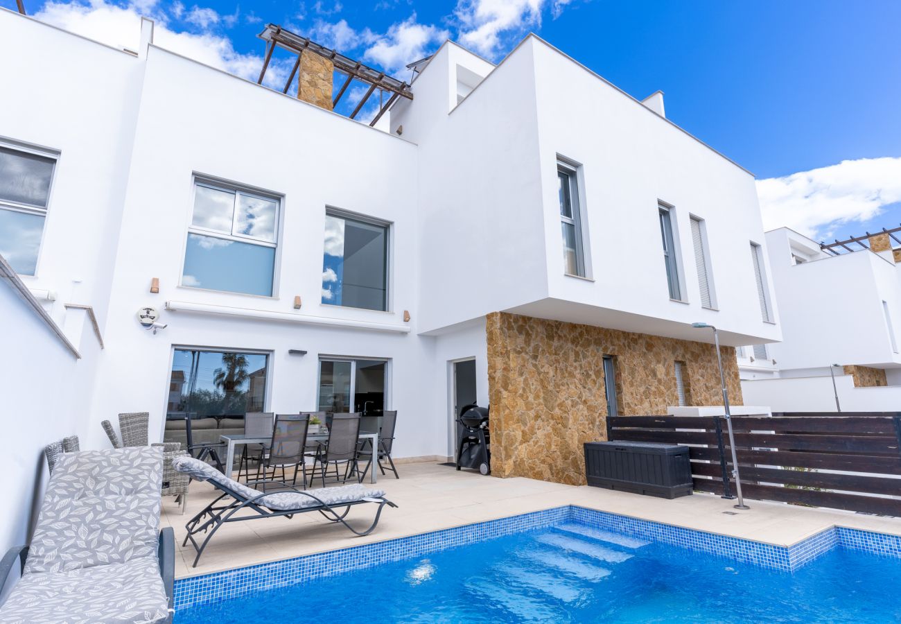 Casa adosada en Torrevieja - Gandhi White Villa by Perfectly Rentals