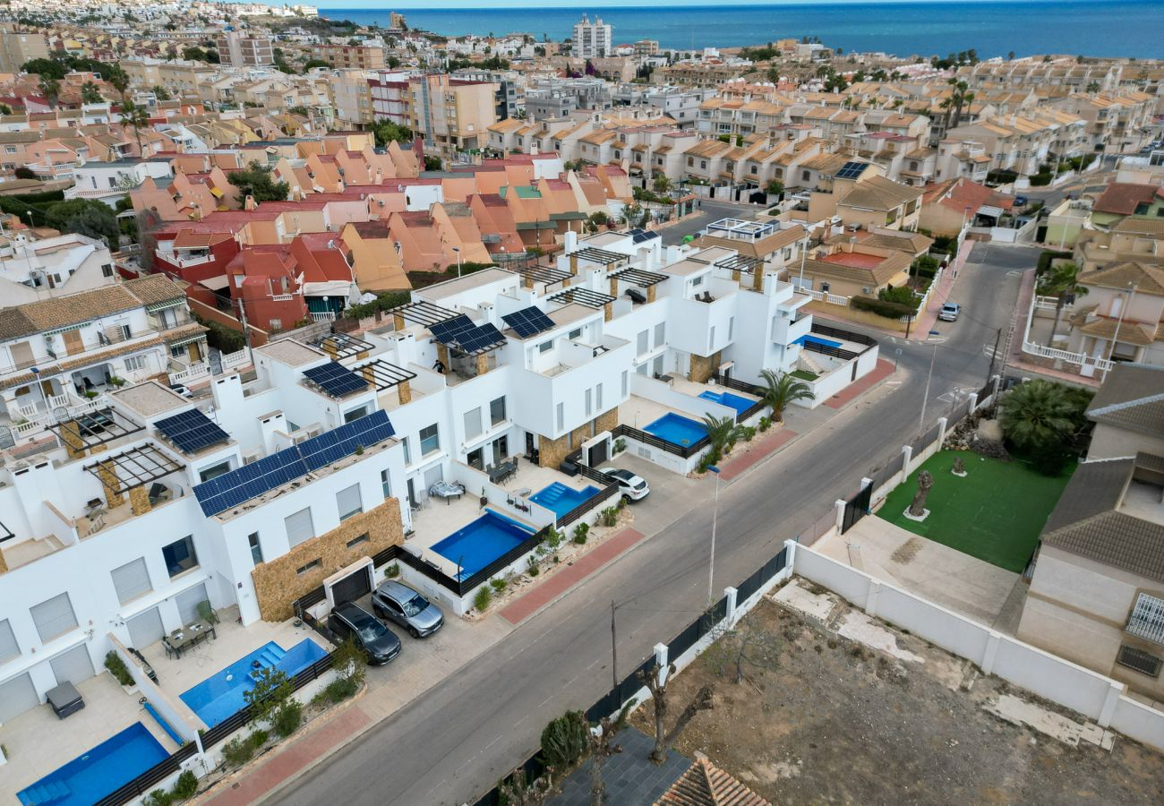 Casa adosada en Torrevieja - Gandhi White Villa by Perfectly Rentals