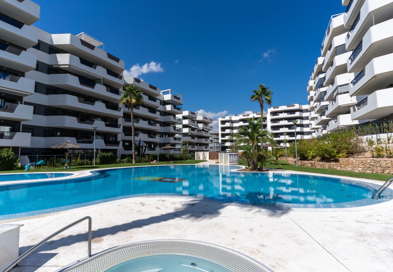 Apartamento en Arenales del Sol - Arenales Bahia Penthouse by Perfectly Rentals