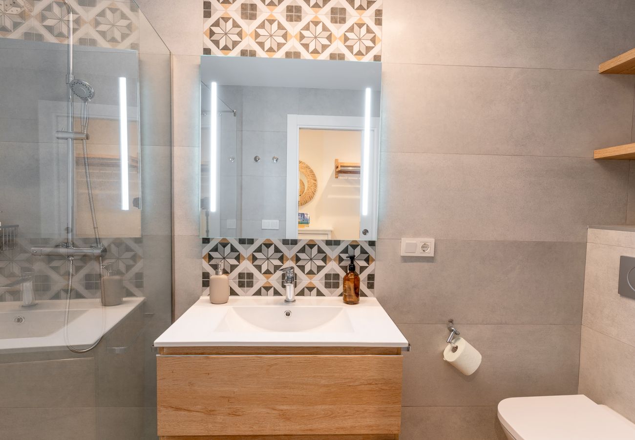 Apartamento en Alicante - Barrio Gem: Stylish 2-Bedroom Oasis in Alicante