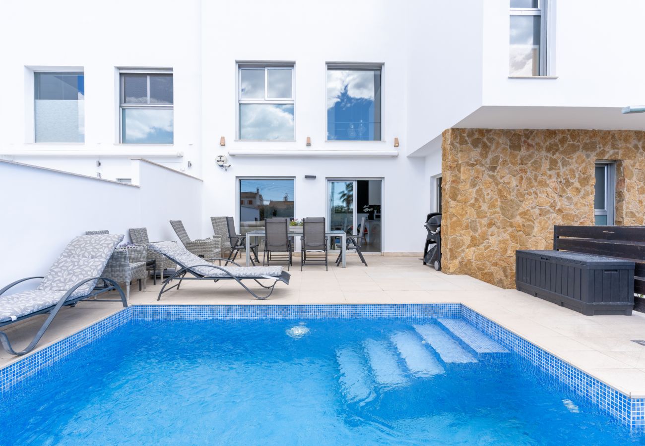 Townhouse in Torrevieja - Gandhi White Villa by Perfectly Rentals